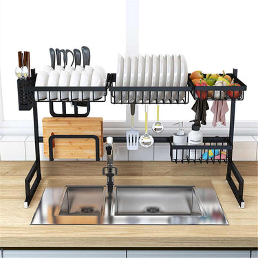Escurridor de metal para cocina sobre mesada